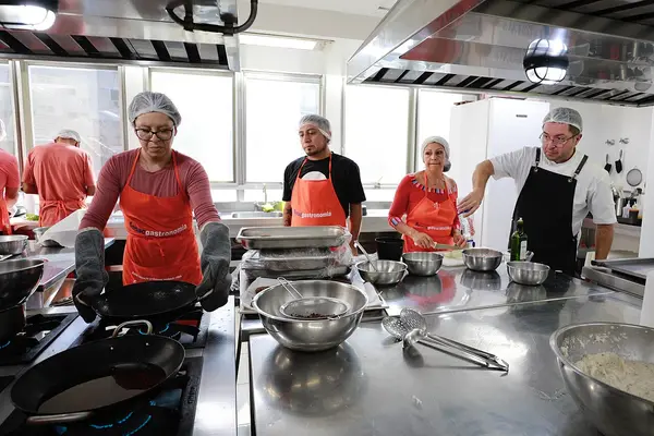 Aula de curso de qualificação profissional para auxiliar de cozinha, em Porto Alegre, 2024.