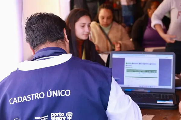 Entrevistador do Cadastro Único em atendimento, em Porto Alegre, 2024.