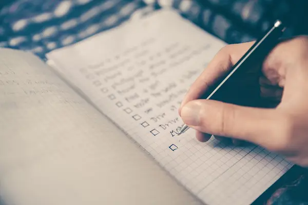 Lista de verificação no caderno.