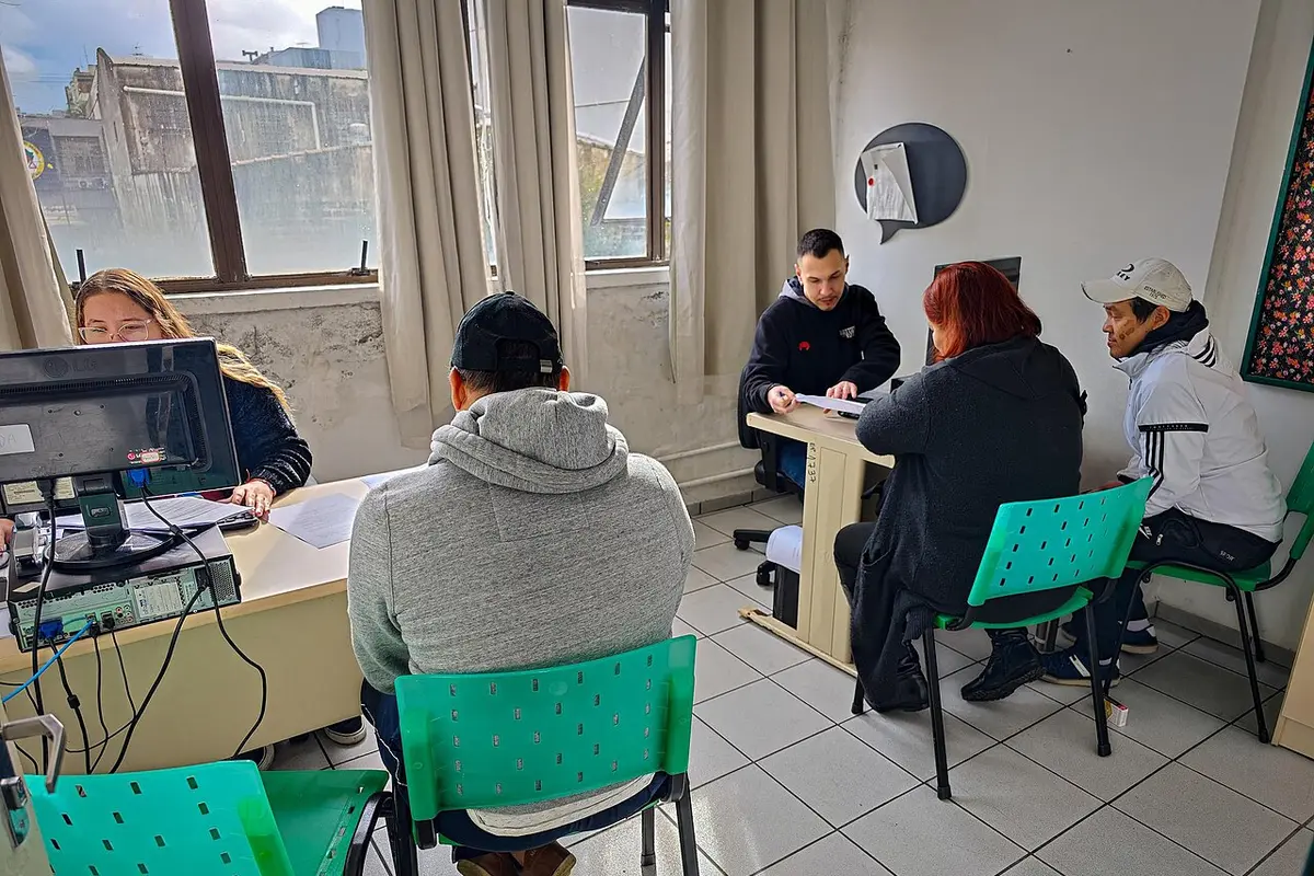 Equipes de Gestão de Benefícios e Cadastro Único em atendimento, em Porto Alegre, 2024.