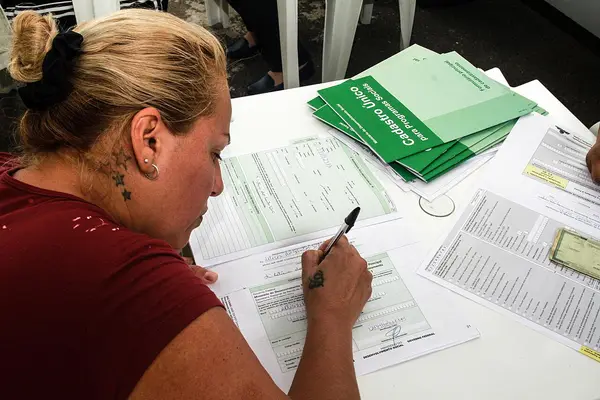 Preenchimento de formulários em ação da assistência social em Porto Alegre, 2018.