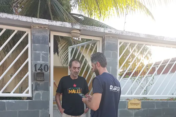 Recenseador do IBGE em entrevista domiciliar.