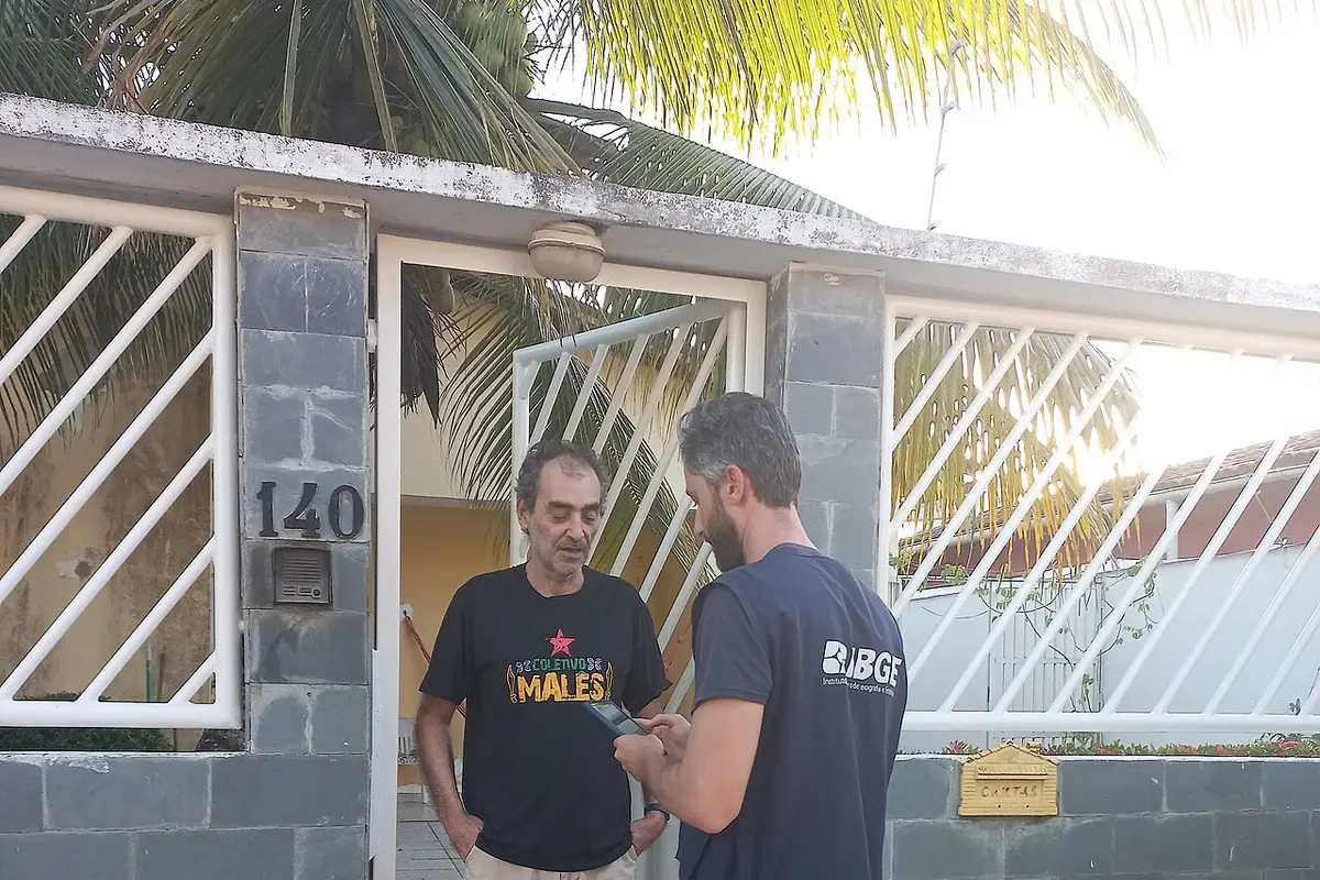 Recenseador do IBGE em entrevista domiciliar.