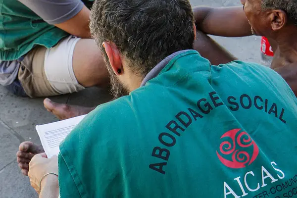 Equipe de abordagem social em ação com pessoas em situação de rua em Porto Alegre, 2019.