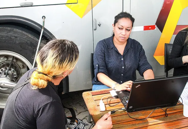 Técnica em atendimento a uma usuária