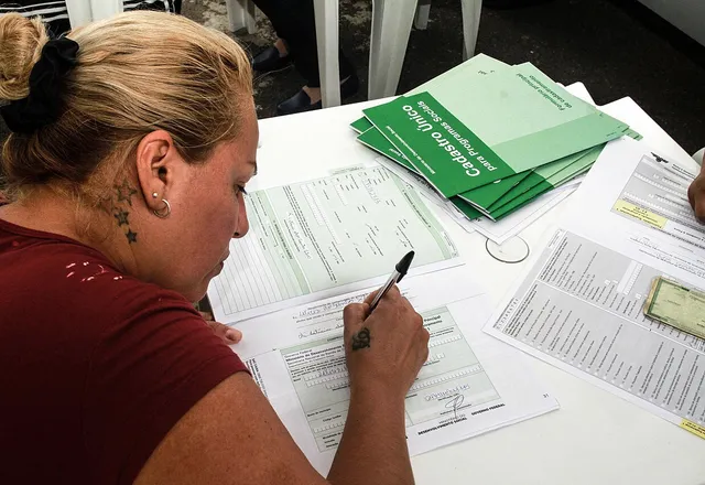 Usuária preenchendo o formulário do Cadastro Único