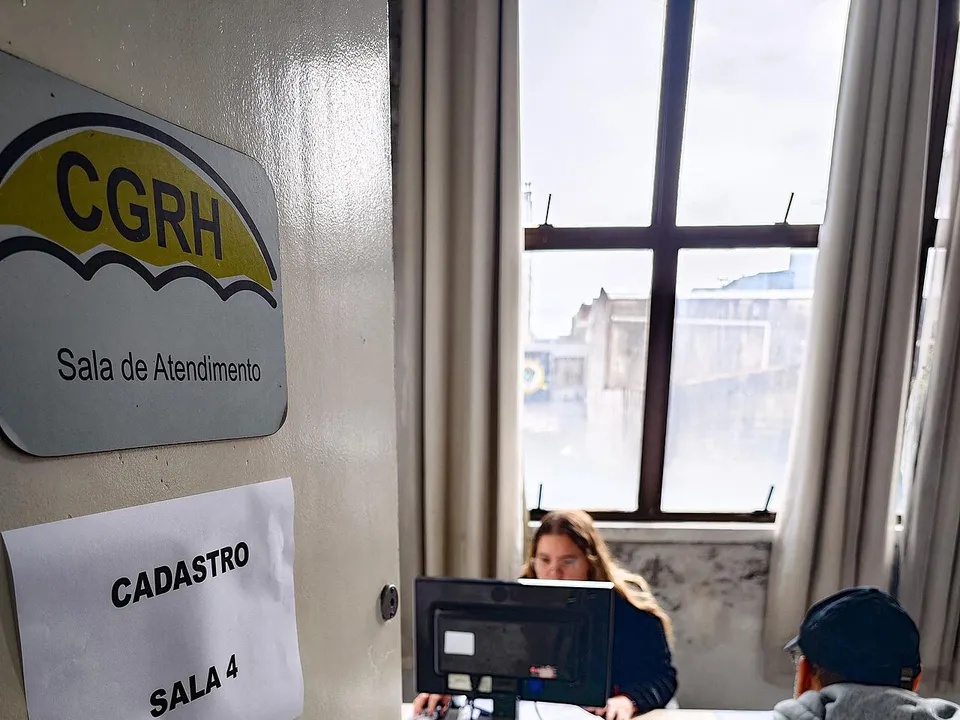 Porta com o aviso Cadastro, sala 4, e um atendimento acontecendo lá dentro